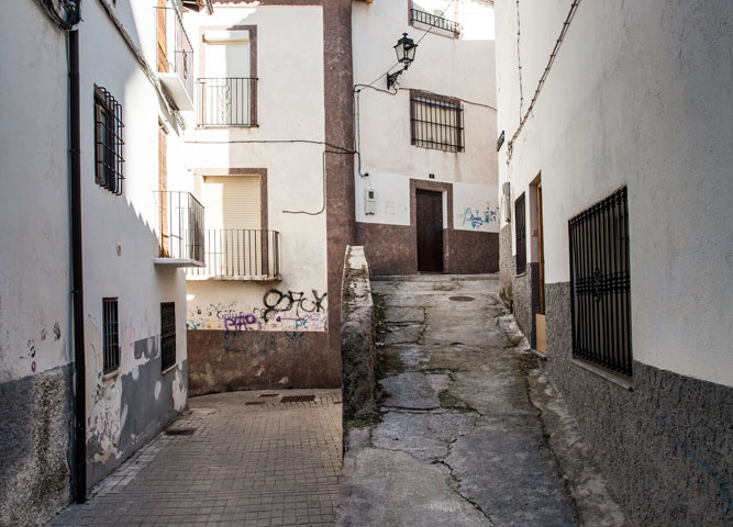 acceso a la alcazaba que viene desde calle boliche.