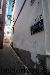 Calle de acceso a la alcazaba de Baza bajo el Campanario de la Mayor. acceso emlemático y de gran belleza. A recuperar.