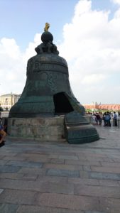 La campana más grande del mundo se encuentra en Moscú. rota tras un incendio en 1737, fue colocada sobre pedestal junto al campanario de Ivan el Grande un siglo despues. foto/ Anselmo López, amigo de las campanas, realizada en un viaje realizado a Moscú