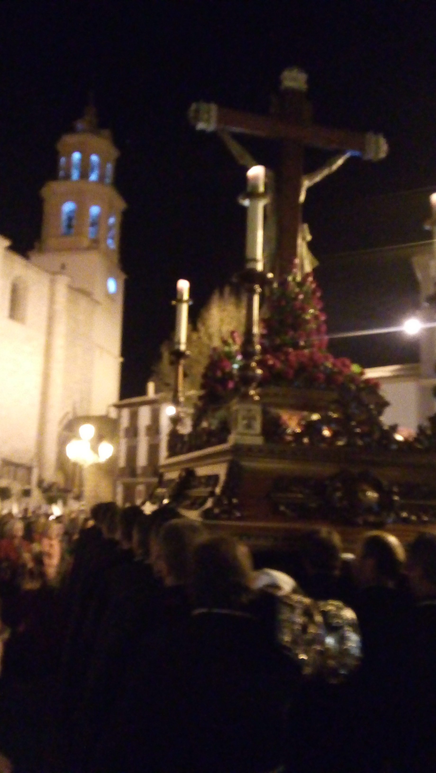 EL CAMPANARIO DE LA MAYOR SOBRE LA PLAZA MAYOR, SOBRE LA ALCAZABA Y SOBRE LA ALMEDINA. UN AÑO MÁS ESPERANDO LA RECUPERACIÓN. RESILIENCIA.