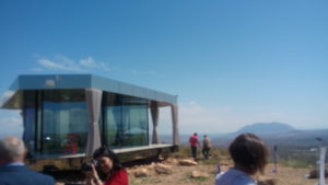 Inauguración de la Casa del Desierto. periodistas en el entorno. El Cerro Jabalcón al fondo