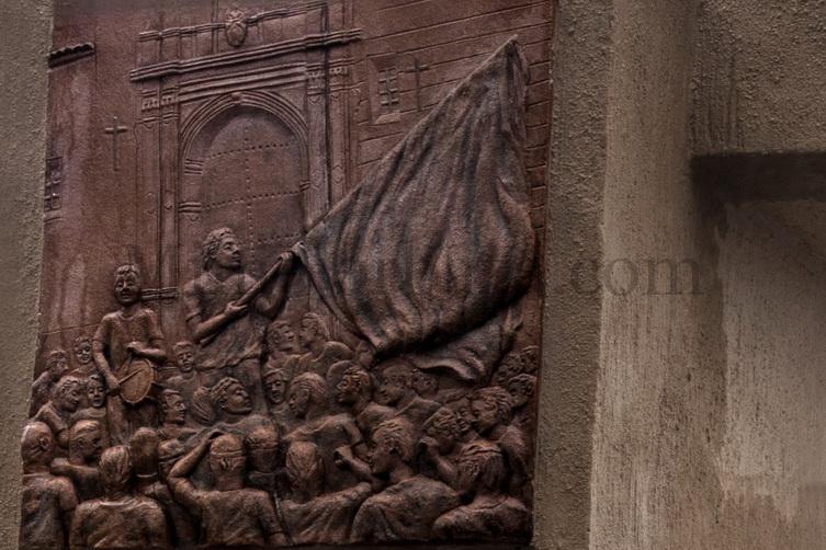 Detalle de la jura de bandera, ante el templo de la Piedad obra de Ramón salarich que integra los elementos fundamentales de la fiesta. fotografía/SusanadeBriñas