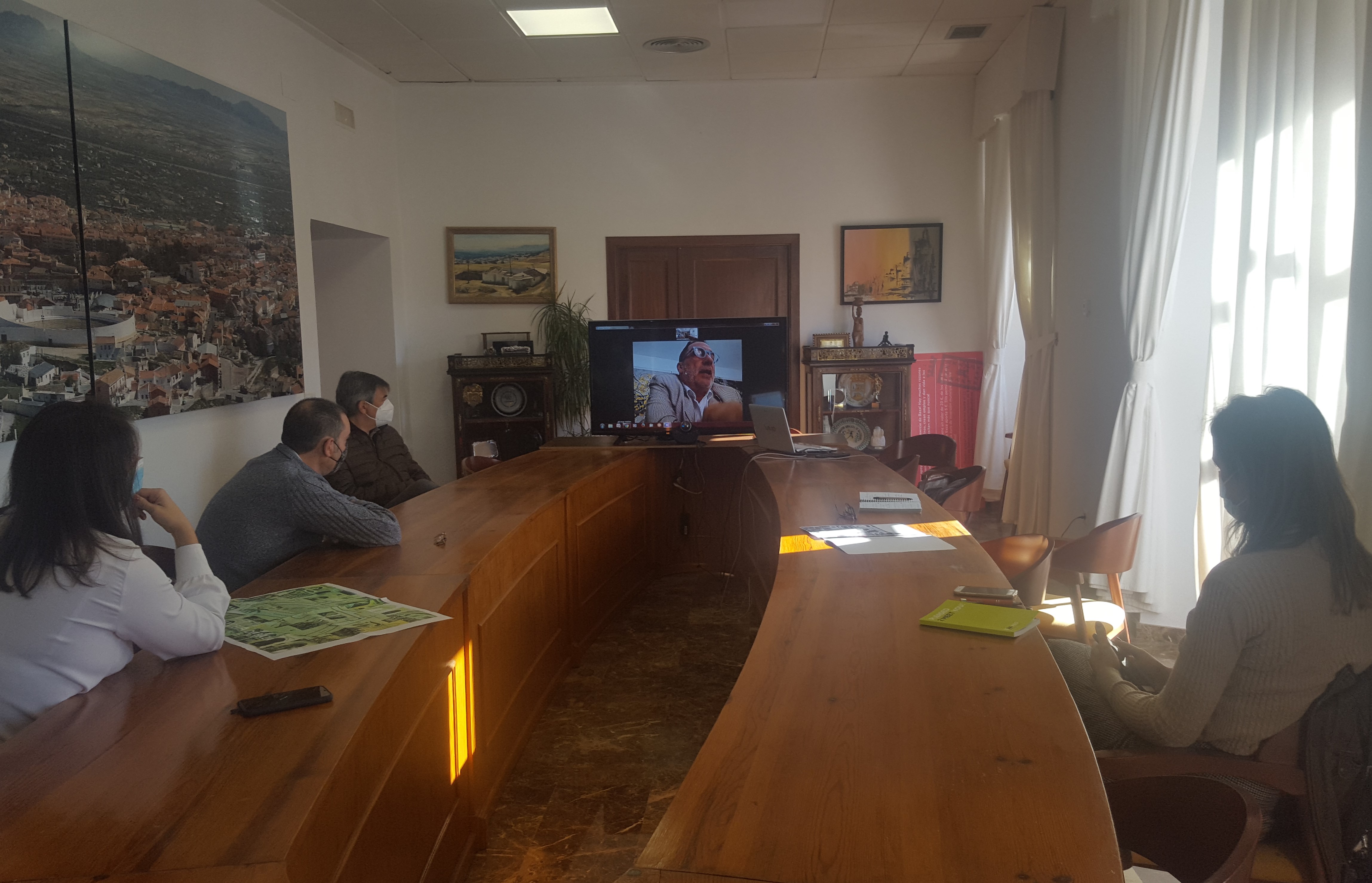 Instantánea de la reunión en la Sala de Juntas del Ayuntamiento de Baza en la que se presentó a los ediles de Patrimonio y Hacienda la idea del proyecto ALCAYCERIA DE BAZA