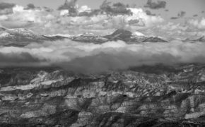 Área del Geoparque de Granada en el área del Altiplano con la Sagra frente a los cañones o bad lands, característicos y de una singularidad extraordinaria, considerados paisaje único en Europa