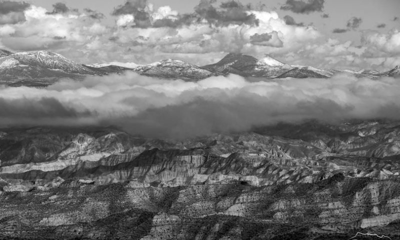 Área del Geoparque de Granada en el área del Altiplano con la Sagra frente a los cañones o bad lands, característicos y de una singularidad extraordinaria, considerados paisaje único en Europa