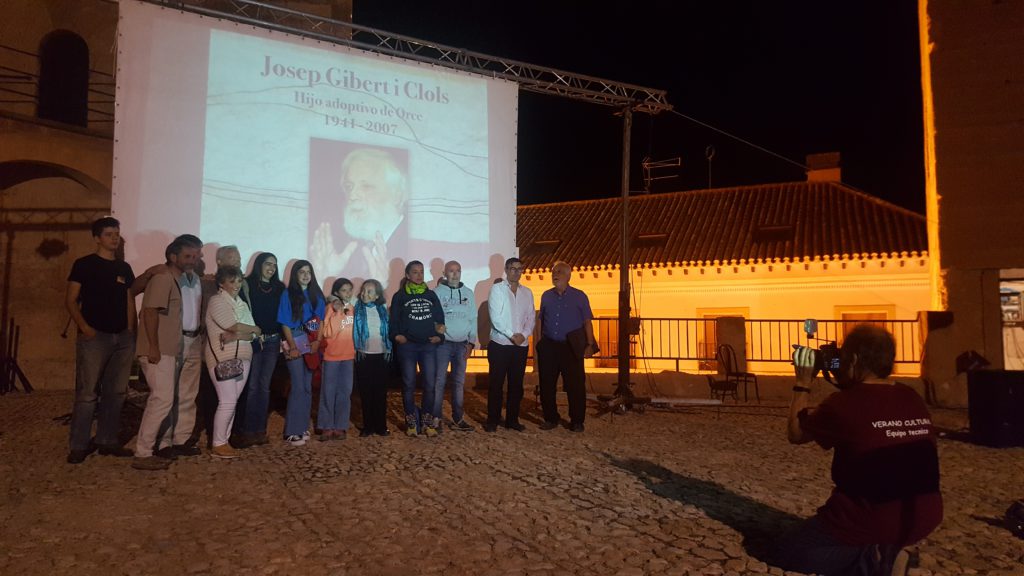 Foto final del Acto Homenaje a José Gibert en el 40Aniversario del descubrimiento, en el año que se cumplen 15 de su muerte. Al acto acudieron más de 300 personas del pueblo de Orce y científicos y amigos en general que no quisieron perderse el homenaje al descubridor del primer poblador de Europa. y que con su dedicación y esfuerzo incansable en la investigación colocó a Orce en el mapa mundial de la paleoantropología. Gracias José Gibert