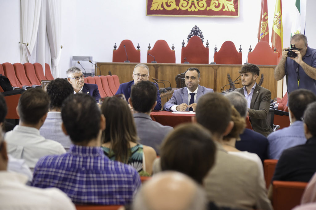 Momento de aportaciones, debate y soluciones  por parte de los componentes de la mesa de trabajo que está integrada por los diferentes partidos políticos de las comarcas de Guadix, Baza y Huéscar, asociaciones de empresarios y plataformas por el tren. Se acuerdan 12 medidas que servirán para encauzar la reivindicación por la recuperación de la línea férrea Guadix-Baza-Lorca y la revisión por parte del Gobierno Central del  Estudio de Viabilidad desestimado por estar carente de un trabajo serio que recoja la importancia que  tiene no solo para las comarcas afectadas sino para todo el sudeste de España y su conexión con Andalucía y Algeciras.