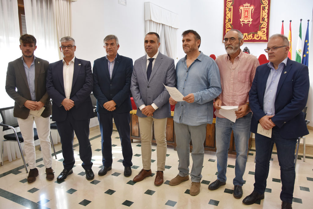 Momento final de la Mesa de trabajo por la recuperación de la línea férrea Guadix-Baza-Lorca. El presidente de la Diputación de Granada y los alcaldes de Guadix, Baza y Huéscar junto con las plataformas por el tren de las comarcas de Guadix y Baza.