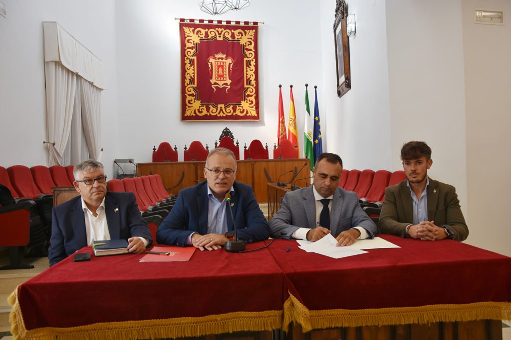 La Mesa de Trabajo por la ´recuperación de la línea férrea Guadix-Baza-Lorca, presidida por el Presidente de la Diputación junto con los alcaldes de Huéscar, Baza y Guadix.